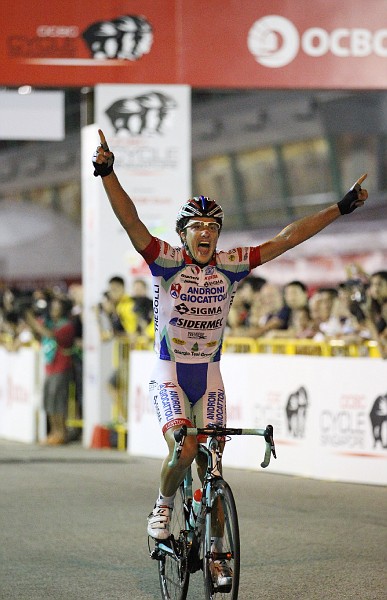 Omar Bertazzo Triumphs at OCBC CYCLE Singapore 2011